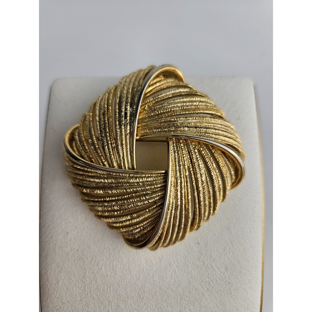 Vintage‎ Monet Gold Tone Textured Knot Brooch Statement Pin Signed